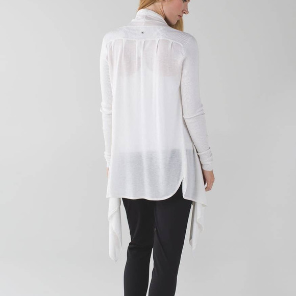 Lululemon Universal Wrap in Heathered White - Picture 4 of 10